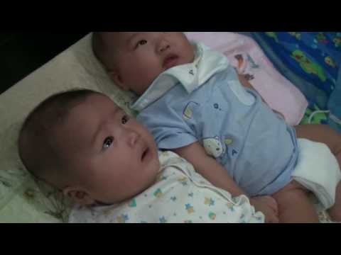 三個月大孖生兄妹吵架記1