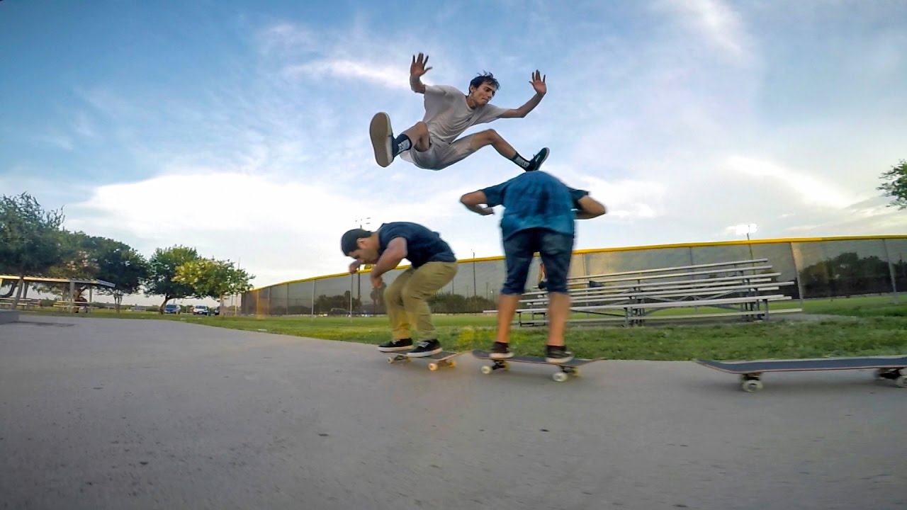 They skate well. Ранетки скейт. Гриффины GOPRO Skate. Funny Skateboard. Funny Competition.