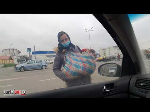 VIDEO. Cerşetoare cu copil în braţe, în plină carantină și frig, în parcarea de la Kaufland