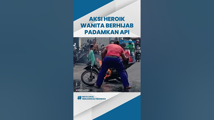 Viral Video Aksi Heroik Wanita Berhijab Padamkan Motor yang Terbakar di Jalan, Tenang dan Sigap