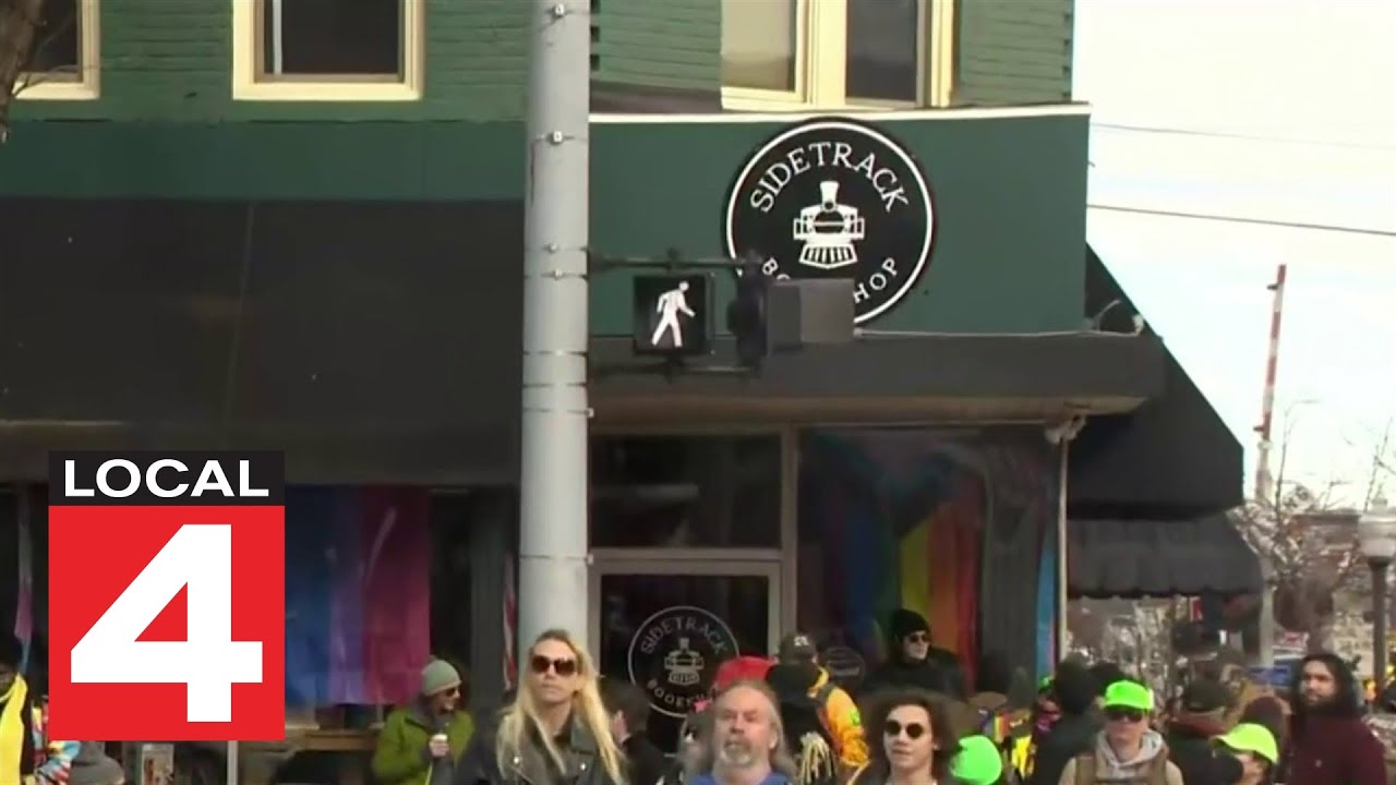 Drag queen story time sparks protests at Royal Oak bookstore YouTube