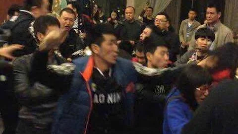 CHINESE basketball fans fight with CHINESE basketball players in CHINA - DayDayNews