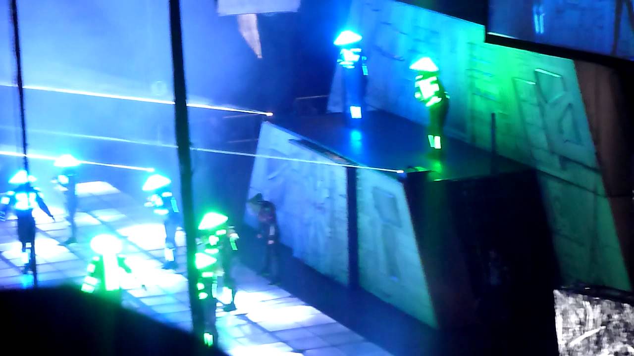 BEAUTIFUL PEOPLE - Chris Brown concert [PARIS BERCY] 07.12.2012 HD