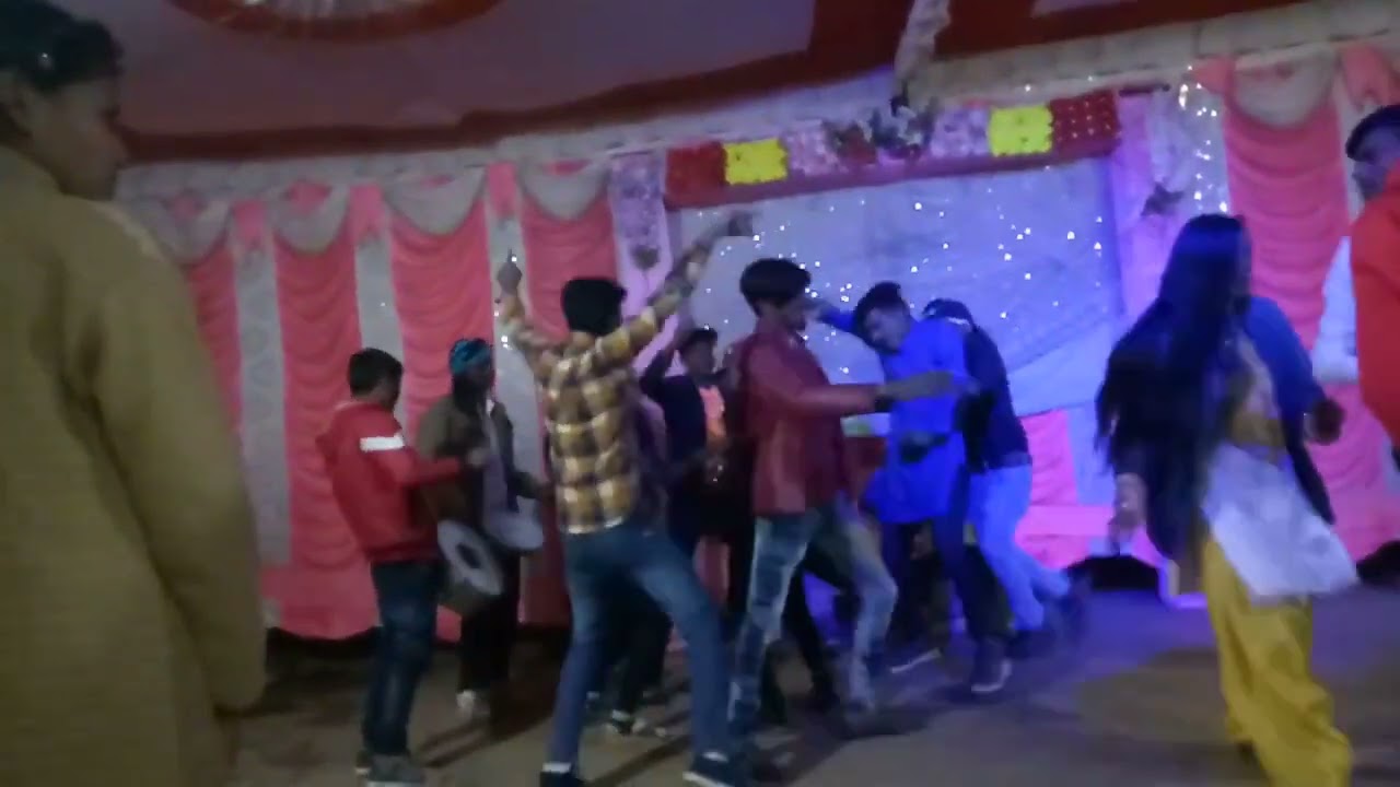 जिला प्रशासन  मऊगंज में बघेली बैंड डांस 