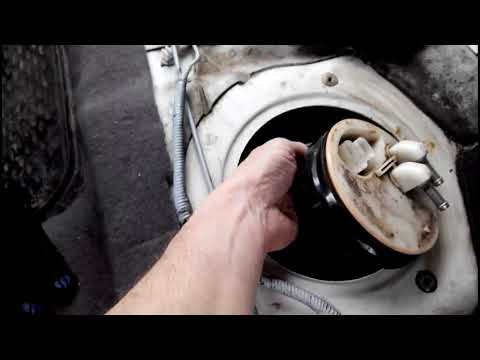 Видео: Как поменять топливный насос на Nissan Altima 1997 года выпуска?