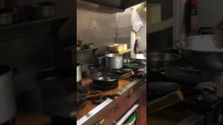 长乐人在英国外卖店工作。