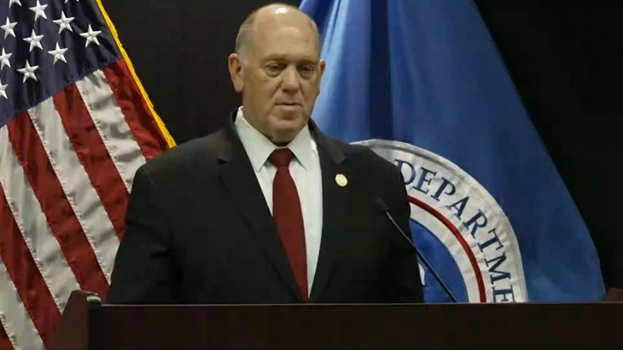 L'émissaire de Trump à Minneapolis annonce le retrait de 700 policiers de l'immigration | AFP