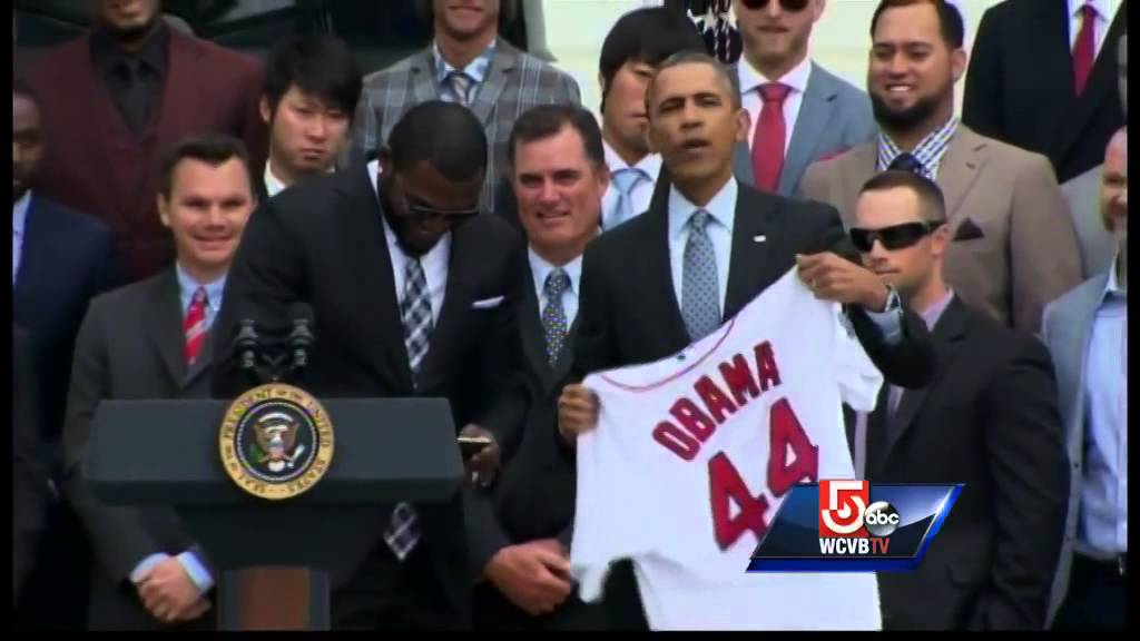 Big Papi gives President Obama Red Sox jersey, takes selfie