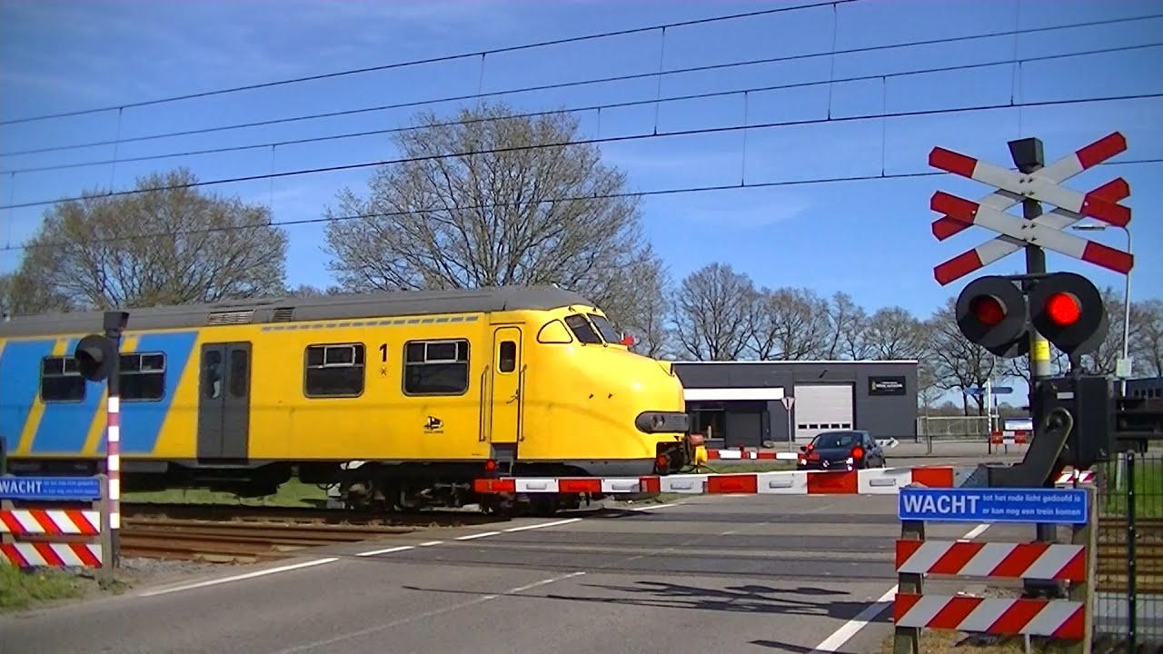 spoorwegovergang-nieuw-amsterdam-dutch-railroad-crossing