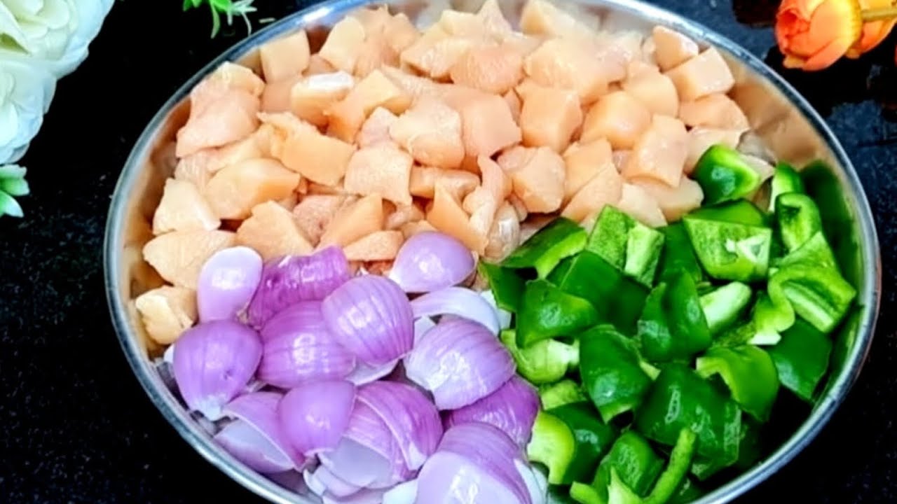 রেস্টুরেন্ট স্টাইলে চিলি চিকেন একবার এইভাবে বাড়িতে বানিয়ে দেখুন/Restaurant style chilli chicken ll