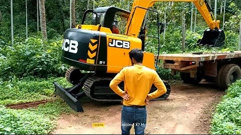JCB JS81 PULLING THE TRUCK😱