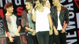One Direction - What Makes You're Beautiful Live @Bercy Paris