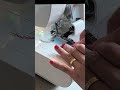 ✂️ Aprende a empezar con la overlock sin enredos: tira los hilos hacia atrás y mejora tu costura.