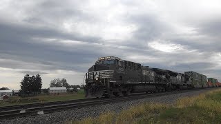 NS 4122 leads NS 203 WB on the NS LURB