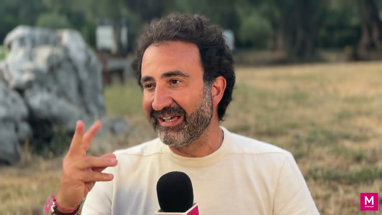 Mathieu Madénian en interview à Roquebrune-Cap-Martin pour son spectacle "À pleurer de rire"