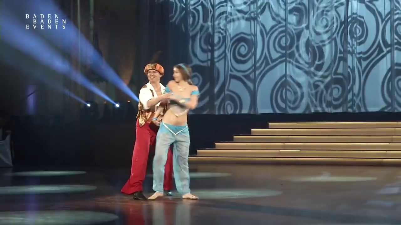 Joachim Llambi und Tina tanzen gemeinsam zur Eröffnung der Tanzschulräume