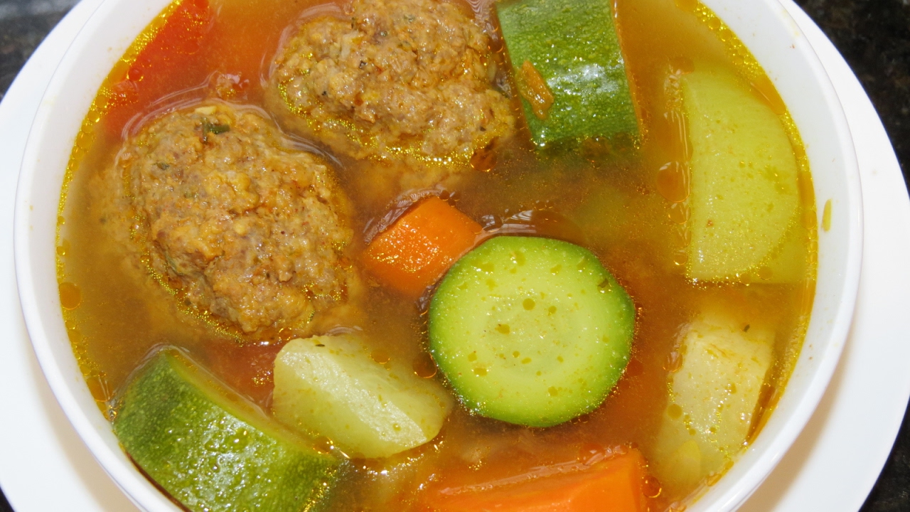 SOPA DE ALBONDIGAS HONDURENAS - YouTube