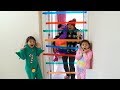 Annemi Hırsız Sandık Eğlenceli Anlar!  Kids Pasting Colored Bands on the Door - Funny Kids Video