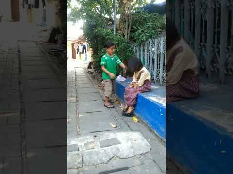 Bocil menghibur gadis cilik yang lagi sedih #videoshort #vídeoviral