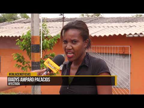 Poste de energía en riesgo de caer en vivienda del barrio las Granjas