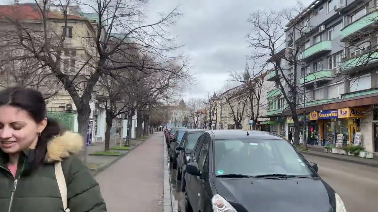 caminando-un-d-a-lluvioso-al-nuevo-late-caf-en-varna-bulgaria