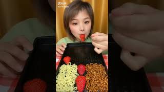 MAGGIE AND STRAWBERRY | #asmr #food #kawaiieatingasmr screenshot 4