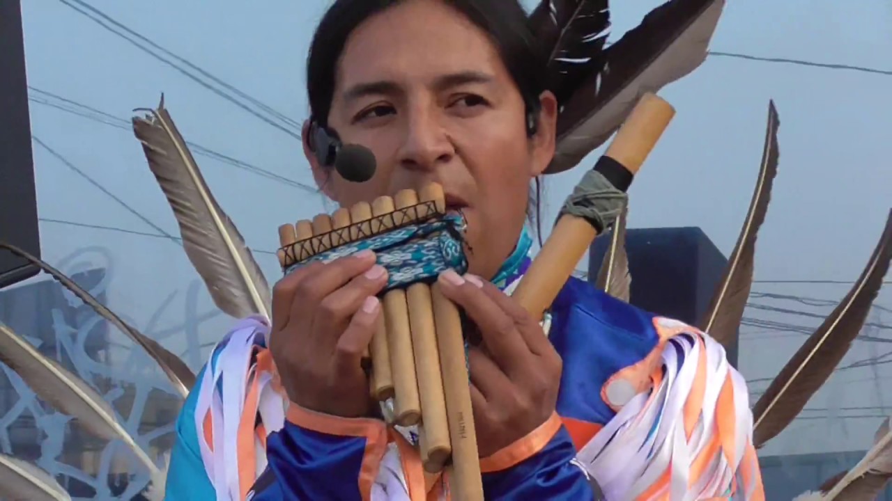 Индейцы Pakarina Chirapaq. Этническая флейта индейцев. Индеец играет музыку