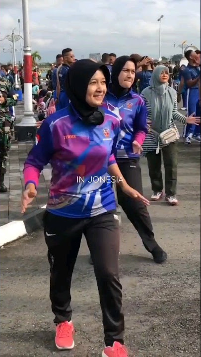 Asik Senam Kaka Enda Taruni AAU Akademi Angkatan Udara