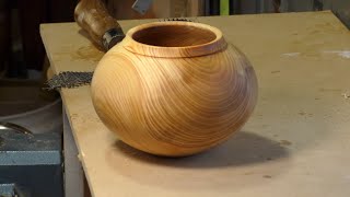 Richard Raffan turns a cedar pot