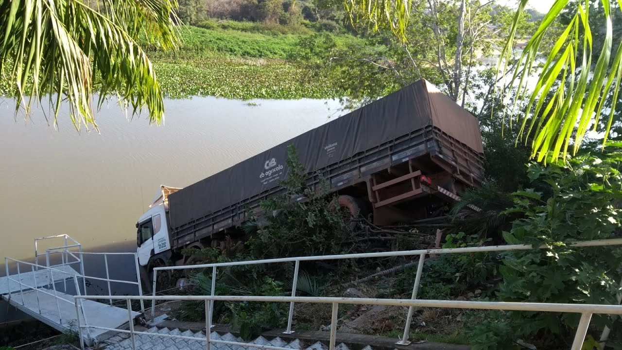 Carreta fica emperrada na ladeira da ponte grande em Mutuípe; veja