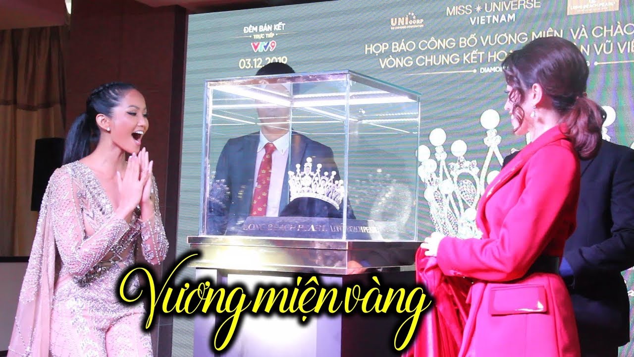 H'hen Niê phấn khích với vương miện Hoa hậu Hoàn Vũ bằng vàng