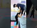 ولد حلو ذات جسم حلو يتمرن تمارين الشقلبه 