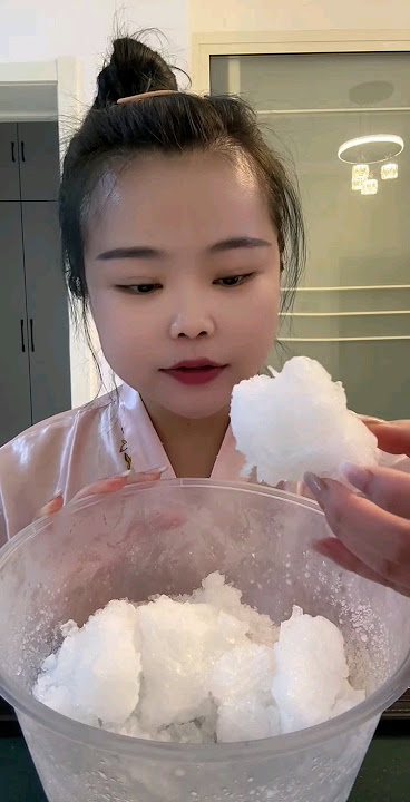 ASMR CRUSHED ICE EATING