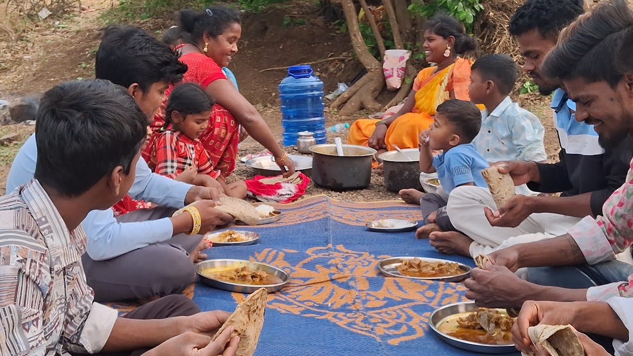 पहिल्यांदाच बकऱ्याच्या🐐मटणाची🤩रेसिपी🥘नदीवर ती बनवली पिंकीने बाजरीच्या भाकरी🤗बनवल्या आईने  फॅमिली🥰