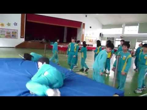 龍峰國小跳高教學分享6- 雙腿跳躍過竿滾翻練習