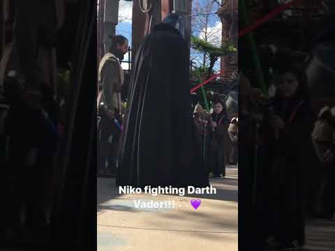 O γιος της Καλομοίρας VS Darth Vader στη Disneyland