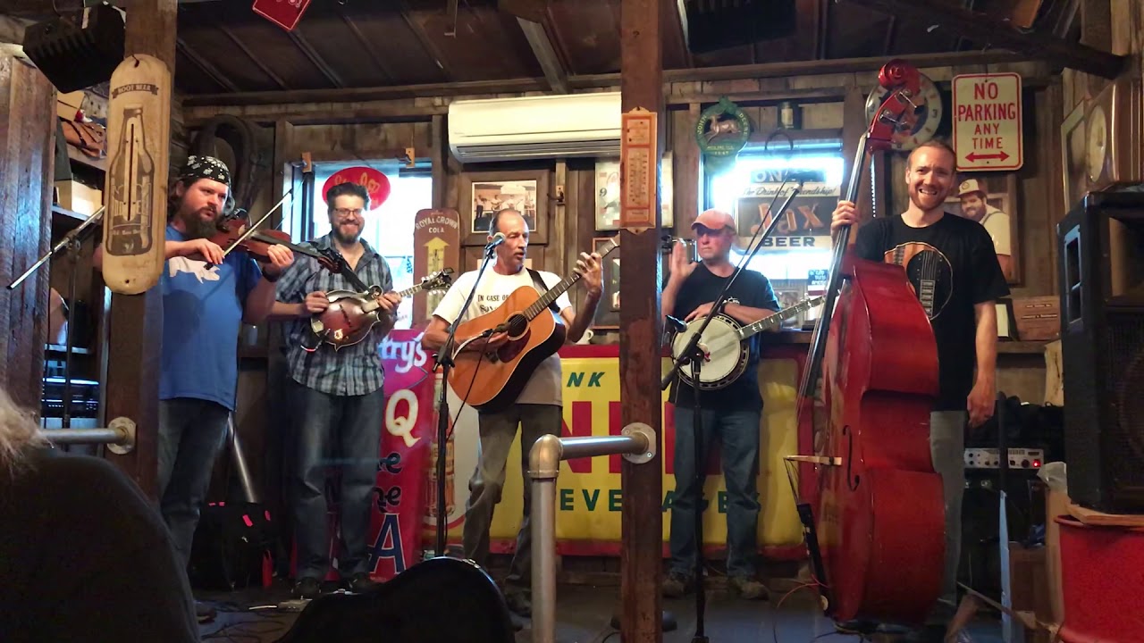 Sleduj Bluegrass Revue- Freeborn Man( Cover) na YouTube Sleduj Bluegrass Revue- Freeborn Man( Cover) na YouTube