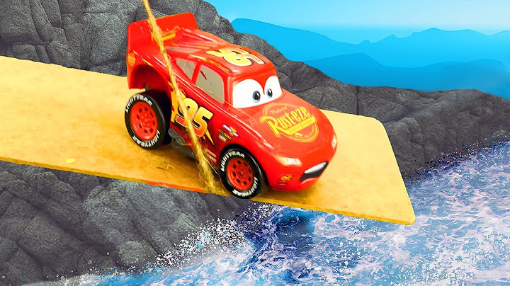 Oh no, Saetta McQueen sta per cadere in acqua! Storie divertenti con le macchine per bambini