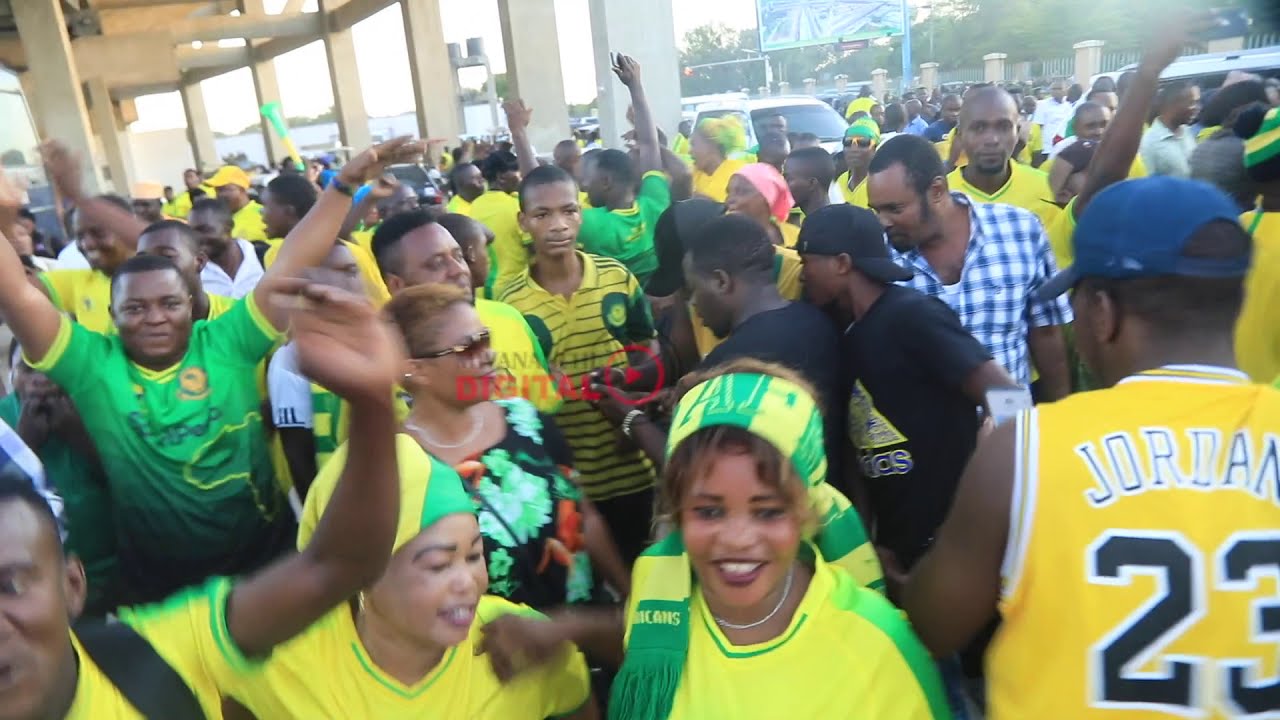 CHEKI VIBE LA MASHABIKI WA YANGA || YANGA 1 VS 0 POLISI TZ - YouTube