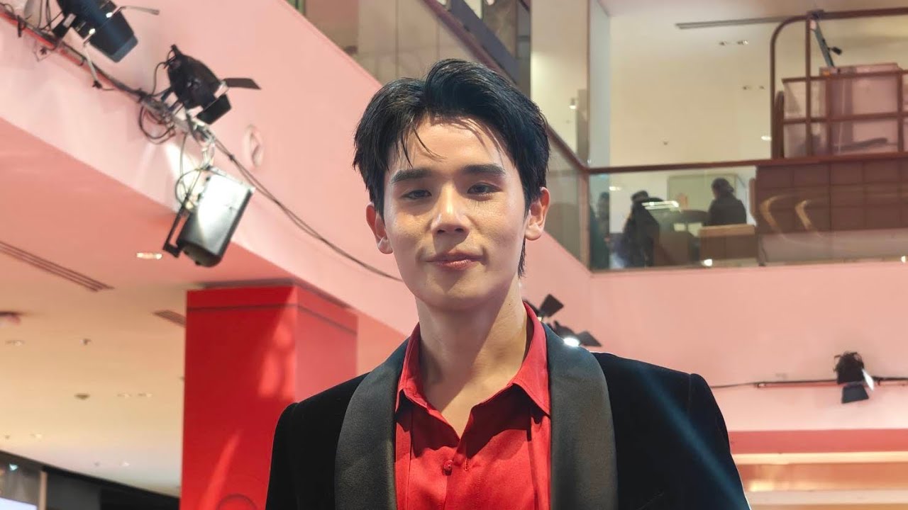ละคร แฟนที่ทันตแพทย์ส่วนใหญ่แนะนำ Sweet Tooth Good Dentist 2568 เสียงเคี้ยวตุ้ยๆ อย่างมีความสุขของ "ซองต์" ผู้เชี่ยวชาญด้าน ASMR ขนมหวาน กำลังกึกก้องไปทั่วห้อง ทว่าความสุขนั้นกลับแลกมาด้วยความเจ็บปวดเสียดลึกเมื่อฟันซี่ในส่งสัญญาณเตือนภัย นี่ไม่ใช่เพียงอาการฟันผุธรรมดา แต่คือตั๋วพาเขาไปสู่โชคชะตาที่ผูกโยงกับ "เจย์" ทันตแพทย์หนุ่มหล่อผู้พกความมั่นใจเต็มกระเป๋า และคำพูดที่ลื่นไหลราวกับสปอตโฆษณายาสีฟัน สองปีก่อน พวกเขาเคยมีเดตสั้นๆ ที่จบลงด้วยการที่ซองต์กดบล็อกเจย์อย่างไม่ลังเล แต่วันนี้…ไม่ว่าจะเป็นเก้าอี้ทำฟัน หรือแม้แต่ชั้นวางขนมในมินิมาร์ท โชคชะตากลับเล่นตลกให้ทั้งคู่โคจรมาพบกันอีกครั้ง และบางที “Romantic Therapy” ครั้งนี้ อาจไม่ได้รักษาแค่ฟันผุ แต่กำลังเยียวยาหัวใจที่เคยร้าวรานให้กลับมาหวานชื่นอีกครั้ง 5