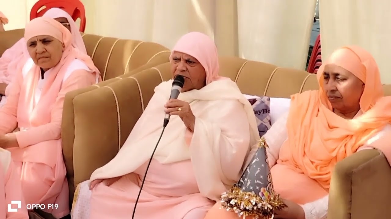 🙏 परम पूजनीय बड़े बाई जी 🙏 सबको सम्मानित करते हुए 🙏