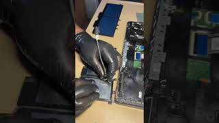 Esta computadora tenía un problema con los altavoces gracias a un detalle muy peculiar 🤔🧑💻😅