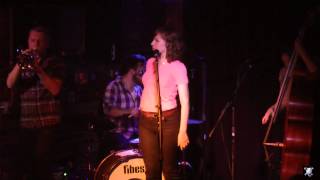 Miniatura de vídeo de "Lake Street Dive : Easy On You Baby"