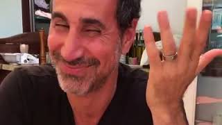 Смущенный Serj Tankian принимает поздравление друзей)