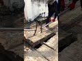 マンホール蓋の復旧作業 : 専用クランプ工具でコンクリートスラブを正位置に設置する現場技術