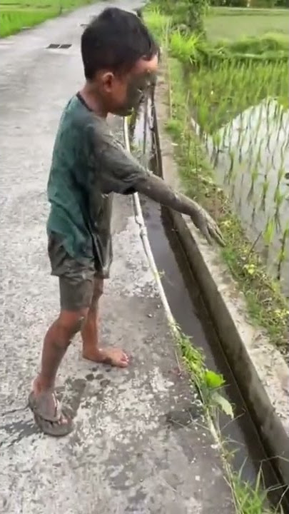 ANAK KECIL TERCEBUR DI SELOKAN 😭🤣🤣
