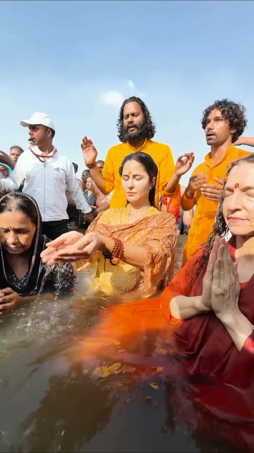 #katrinakaif at Mahakumbh with her mother-in-law ?? #filmykalakar ?- Swami Chidanand Saraswati