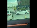 Mujer se trepa en un carro
