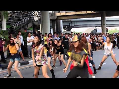 Jennifer Lopez: Flash Mob  Thailand 2012