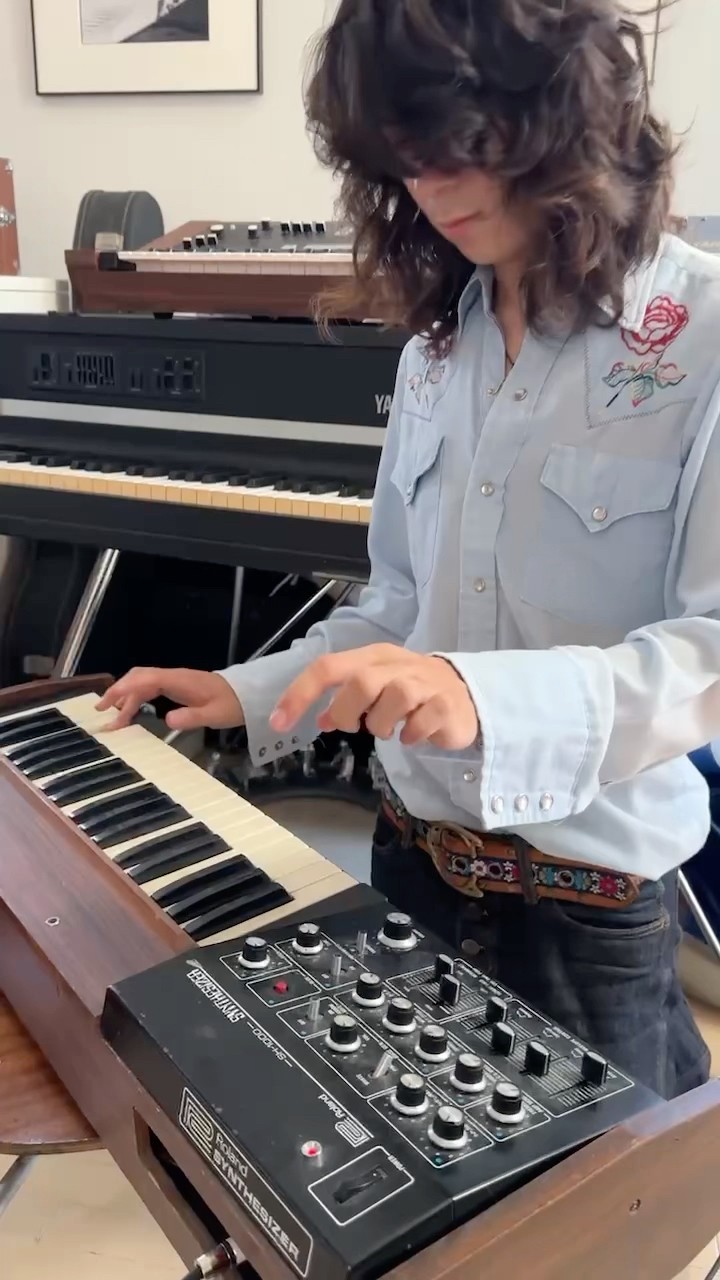 1973年，国産初のシンセサイザーで遊んでみた Roland SH-1000 - YouTube